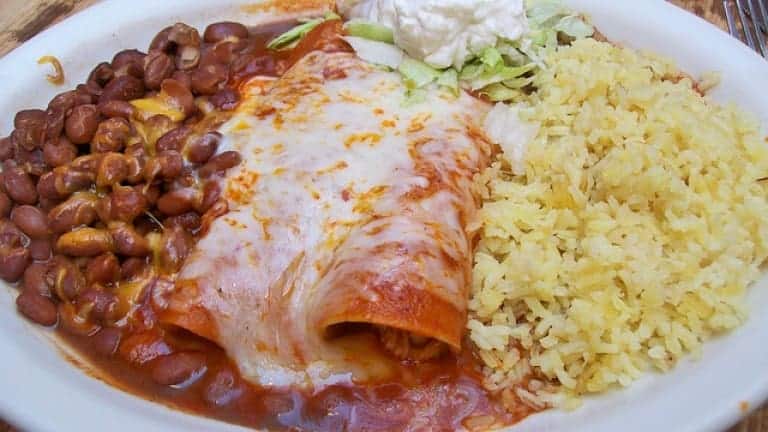 Cucina messicana: enchiladas di pollo con formaggi, fagioli stufato e riso.