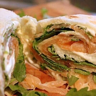 Piadina farcita con salmone affumicato, mozzarella di bufala e rucola: ricetta