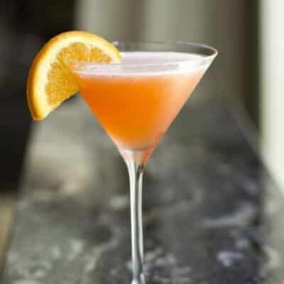 Cocktail Bronx: ricetta per fare aperitivo leggero con succo d'arancia, gin e vermut dry e rosso