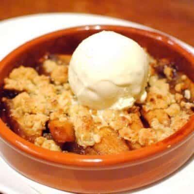 Crumble di mele inglese ricetta facile e veloce per fare dolce con pallina di gelato