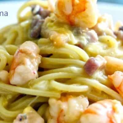 Carbonara di pesce con pancetta affumicata, gamberi, calamari e uova ricetta facile e veloce per fare primo piatto gourmet