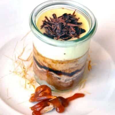 Dolci al cucchiaio: tiramisù alle noci e caramello salato. Dessert gourmet
