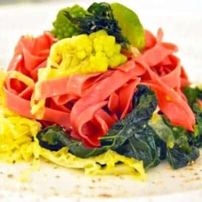 Tagliatelle alla barbabietola rossa con verdure croccanti e pecorino. Ricetta