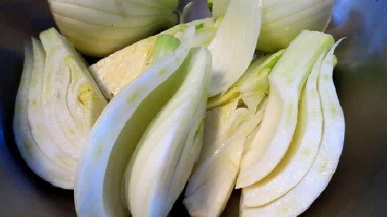 Finocchi tagliati a spicchi. Ricette con finocchi. Vellutata.