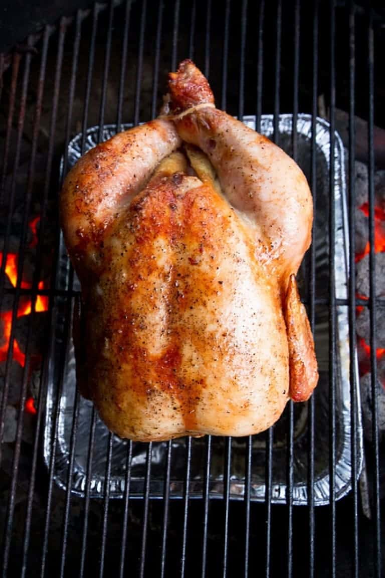 Pollo alla griglia, cotto al barbecue con cottura indiretta. Ricetta barbecue.