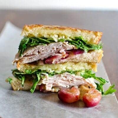 Panino grigliato con tacchino, uva, cipolle caramellate e formaggio fuso ricetta facile e veloce per fare panino gourmet