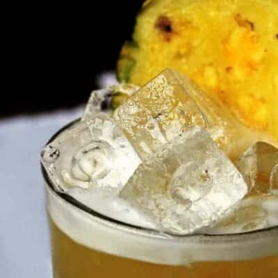 Caipiroska all'ananas, cocktail con ananas e vodka. Il cocktail perfetto.