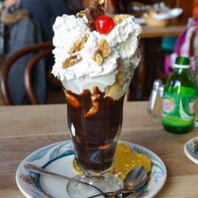 Coppa gelato con cioccolata calda ricetta facile e veloce, crema, panna montata, noci e ciliegina