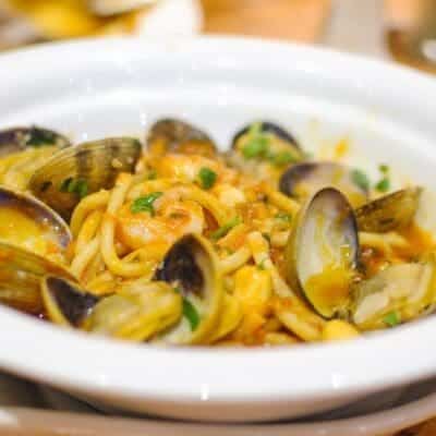 Linguine con sugo di pomodoro, vongole e gamberi: ricetta di mare