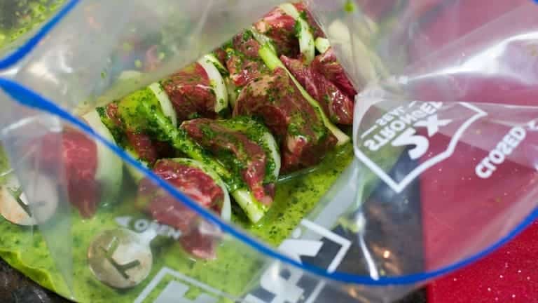 Marinatura di sidro per la carne di manzo. Spiedini di manzo marinati nel sidro.