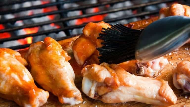 Cosce di pollo alla brace con salsa piccante con paprika e tequila. Ricetta.