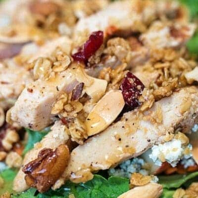 Insalata di pollo agrodolce con frutta secca, Feta e frutti di bosco: ricetta fantasia