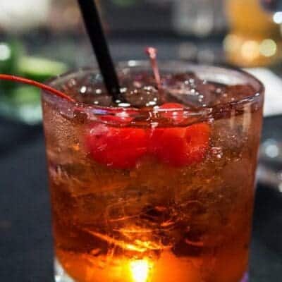 Shirley Temple cocktail ricetta originale con ginger ale, granatina e ciliegina