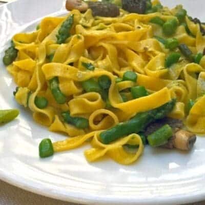 Tagliatelle con spugnole e asparagi: le migliori ricette della Primavera.