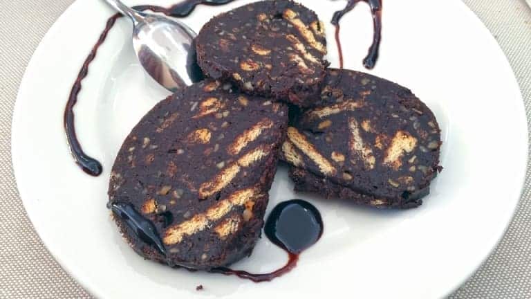 Salame di cioccolato, noci, cacao, arance candite, biscotti secchi e nocino