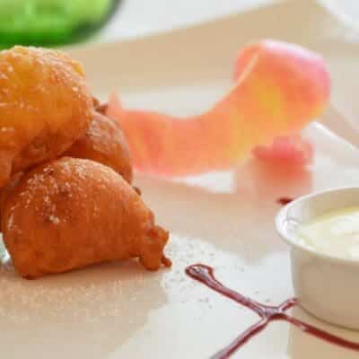 Frittelle di mele con crema pasticcera aromatizzata con liquore alla mela ricetta facile e veloce per dolce di carnevale