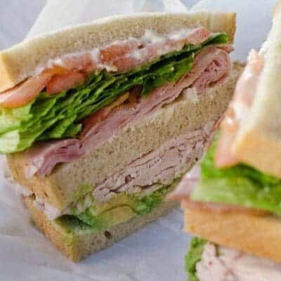 Sandwich americano con prosciutto cotto, fesa di tacchino e avocado. Ricetta.
