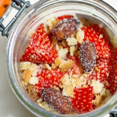 Crumble di fragole: la ricetta originale con biscotti, fragole e panna montata.