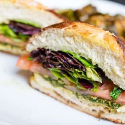 Panino light con petto di pollo grigliato, pesto allo zenzero e pomodoro ricetta facile e veloce per fare panino gourmet