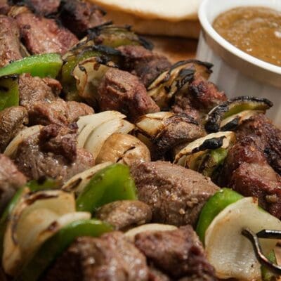 Shish kebab di manzo con salsa al mango e tamarindo: ricetta dal Bangladesh