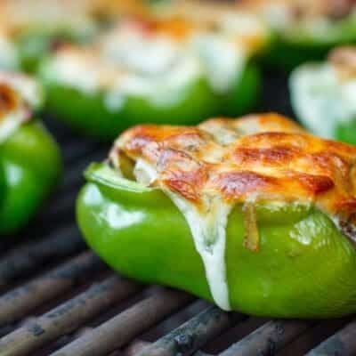 Peperoni ripieni con carne, funghi, cipolle e formaggio Provolone. Ricetta facile e veloce per fare verdure ripiene