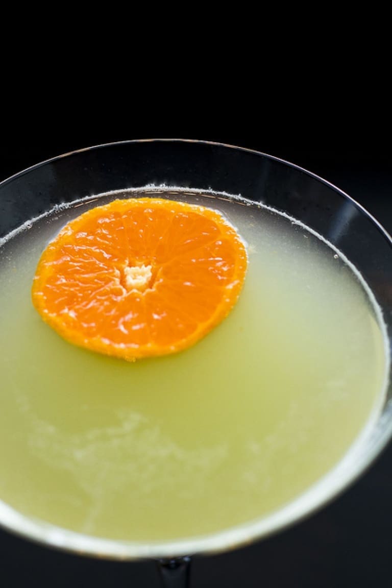 Cocktail con mela verde, sedano, limone. Aperitivo al sedano con mela e gin