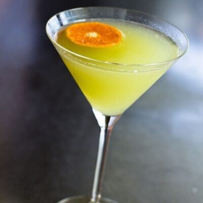 Sedanito cocktail. Cocktail con sedano, gin, mela verde, liquore Galliano.