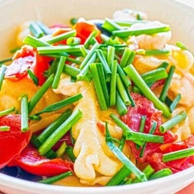 Ricette super veloci vegetariane: insalata di pasta fredda con pomodori, mozzarella, olive