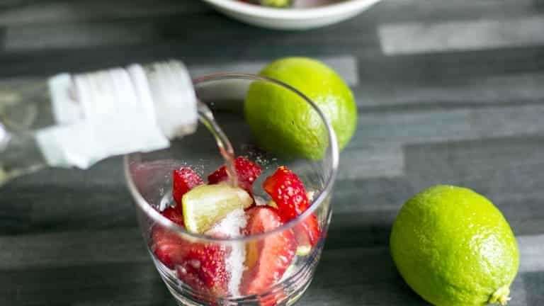 Procedure, photo and doses to make the original strawberry caipirinha recipe.
