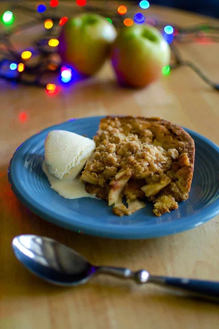 Cobbler di mela e rabarbaro con pallina di gelato. Ricette americane per torte.