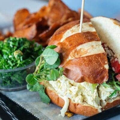 Panino con uova strapazzate al tartufo e aioli