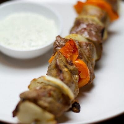 Spiedini di carne ricetta facile e veloce con salsa di Feta e peperone, carne di manzo alla brace
