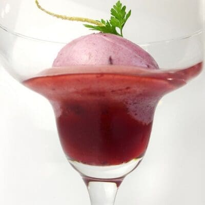 Purple Thunder cocktail con grappa, prugna, crème de menthe e crème de cassis