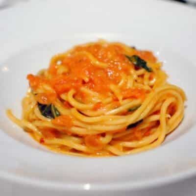 Spaghetti al sugo di pomodoro e basilico: la ricetta perfetta con ingredienti.