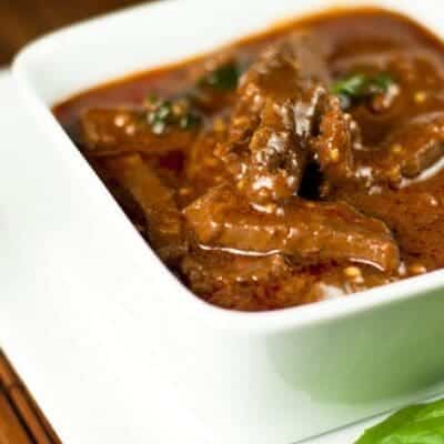 Curry rosso thailandese di manzo con anacardi: ricetta per fare stufato piccante di manzo curry e verdure