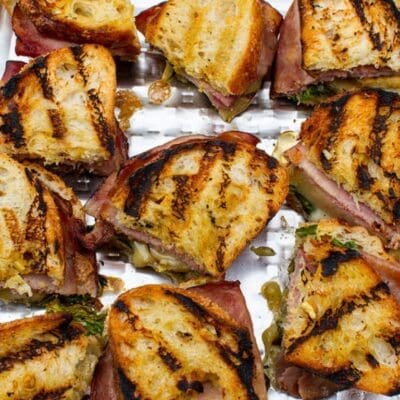 panino grigliato con prosciutto affumicato, maionese di jalapeño e formaggio Brie