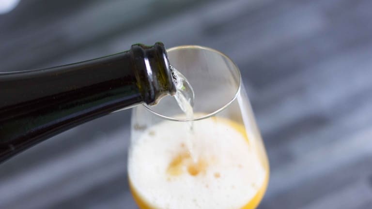 Preparazione Bellini cocktail: spumante e nettare di pesche bianche. Ricetta.