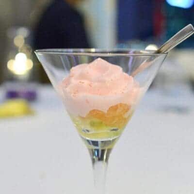 Coppa gelato con frutta fresca e crème de menthe. Il dolce perfetto da fare a casa ricetta.