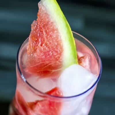 Caipiroska anguria e menta: cocktail con vodka e anguria, limone e menta
