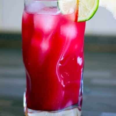 Cocktail analcolico ricetta facile e veloce con lamponi, cranberry, zenzero e sciroppo di orzata.