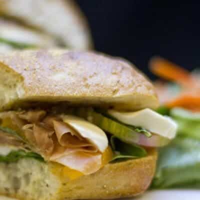 Panino caprese con pomodoro, mozzarella di bufala, prosciutto e rucola ricetta facile e veloce per street food