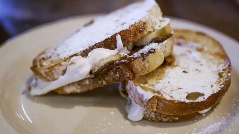 Sandwich con banane, Nutella e marshmallow