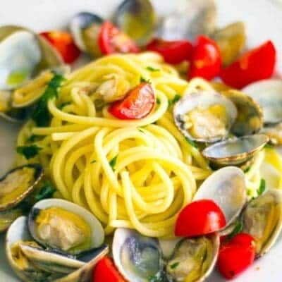 Spaghetti alle vongole con pomodorini freschi e zenzero: ricetta di mare
