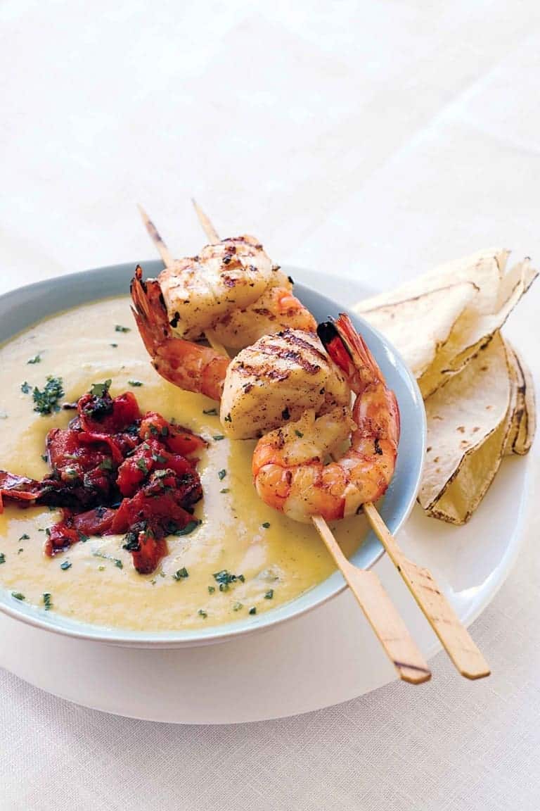 Zuppa di granchio e mais con gamberi e peperoni arrosto, chowder americano
