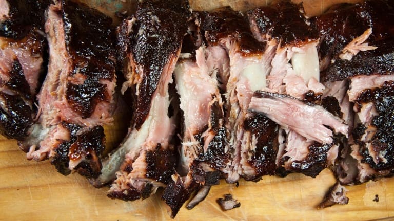 Carne alla griglia, costolette di maiale caramellate con salsa barbecue e caffè