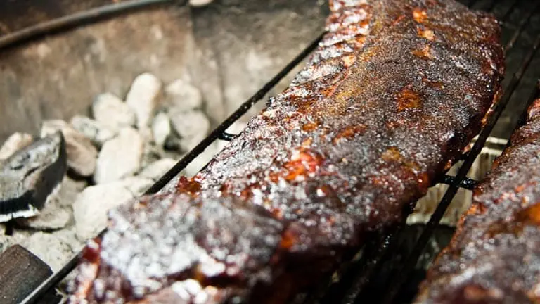 Bbq ribs rub al caffè, costolette di maiale alla griglia con rub al caffè