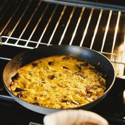 Frittata di melanzane, cipollotti, salsiccia e zenzero ricetta facile e veloce per fare secondo piatto vegetariano