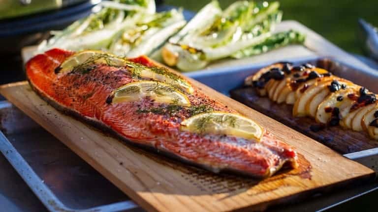 Salmone sulla tavoletta di cedro, pesce alla griglia, grigliata di pesce