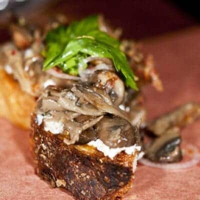 Bruschetta con funghi ricotta e pinoli, bruschetta gourmet. Ricetta bruschetta.