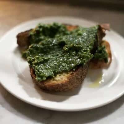 Bruschette con pesto di prezzemolo